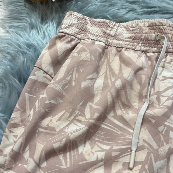 Lululemon Spring Break Away 4 Way Stretch Swift in Shadow Leaf Light Ivory Muse - Picture 2 of 9